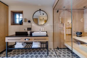 sauna privé dans une des 2 salles de douche d'un chalet louer à l'hôtel Hideway Hotel Montestyria Chalets & Suiten en Autriche