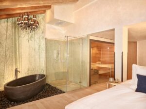 une des chambres du plus grand appartement avec baignoire et sauna privé