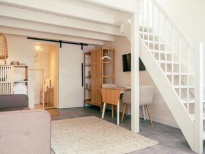Chambre double deluxe avec salon et chambre à l'étage à l'hôtel Op Oost de Texel
