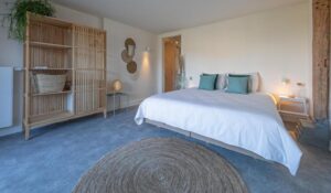 Chambre double aux teintes claires et aux matériaux naturels