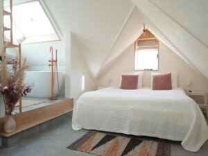 Suite junior avec salle de bain ouverte à l'hôtel Op Oost à Texel