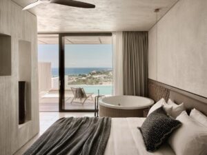 suite lune de mile avec jacuzzi, piscine privée et vue panoramique sur la mer