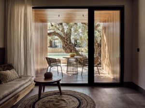 suite avec accès direct à la piscine de l'hôtel depuis la terrasse de la suite