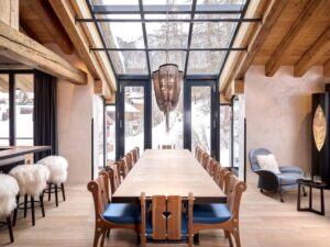 salle à manger pour 12 personnes dans un grand appartement à louer à l'hôtel Firefly Luxury Suites de Zermatt