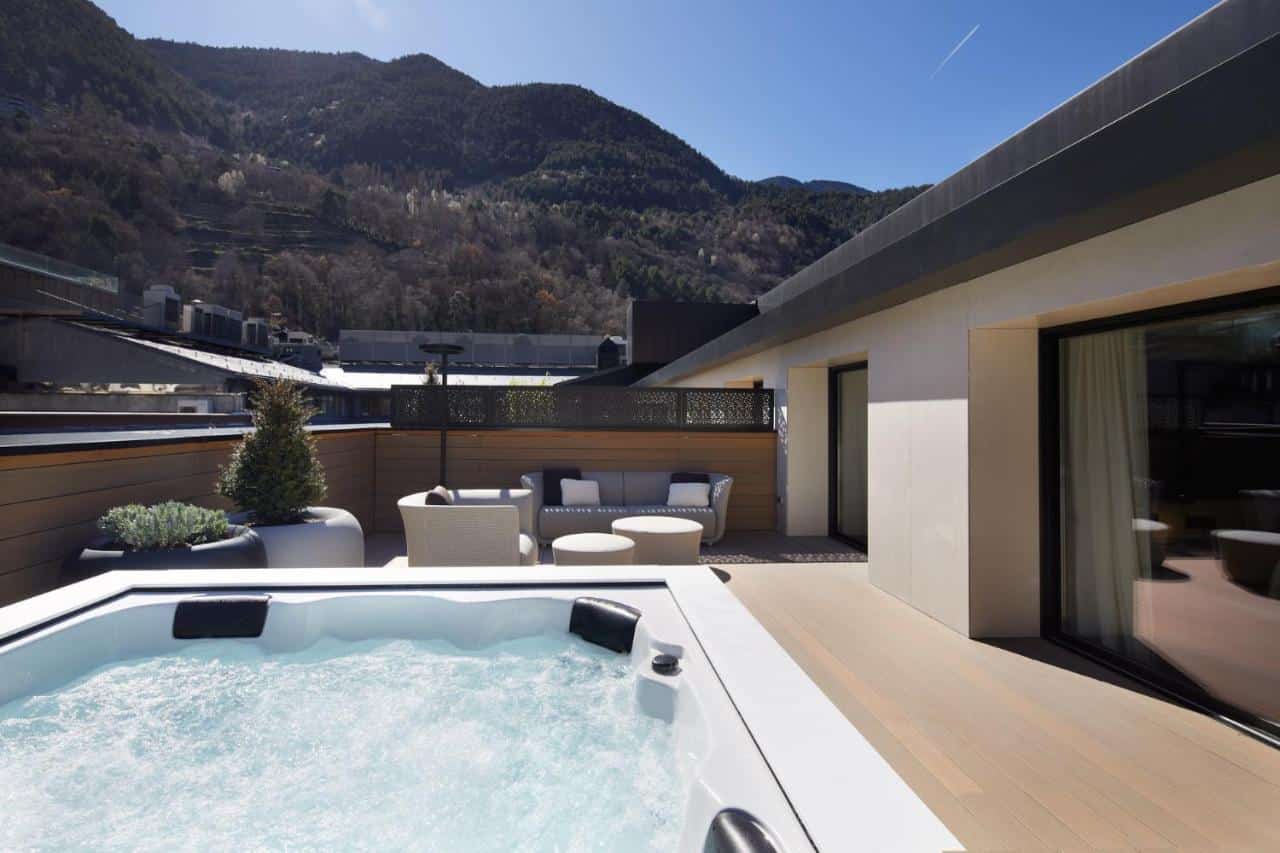 terrasse d'une suite avec un jacuzzi privé en extérieur