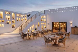 terrasse du restaurant de l'hôtel joliment décorée et illuminée le soir