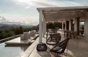 terrasse lounge d'un des restaurant de l'hôtel avec une belle vue au coucher du soleil