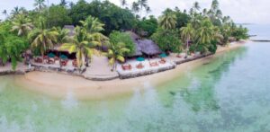 restaurant et bar lounge de l'hôtel Toberua Private Island directement sur la plage et avec vue panoramique sur l'océan