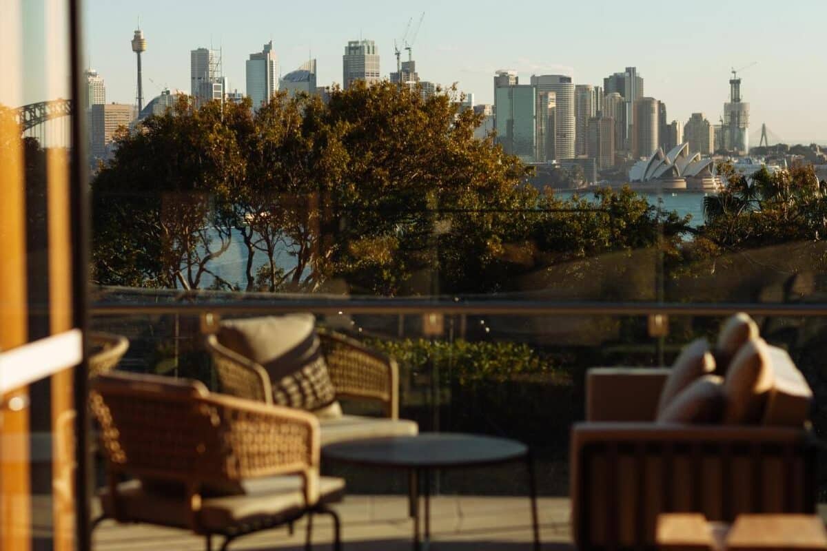 terrasse avec une magnifique vue panoramique sur Sydney Harbour, l'opéra et le Harbour Bridge, une pépite où dormir à Sydney