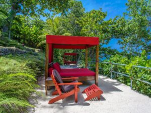 plage privée avec transats et vue panoramique sur l'océan