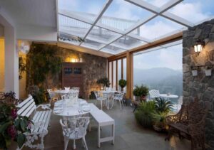 salle du restaurant sous la verrière