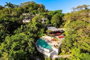 vue aérienne de l'hôtel Geejam niché dans la végétation de la Jamaïque