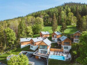 vue aérienne de l'hôtel Hideway Hotel Montestyria Chalets & Suiten en Autriche
