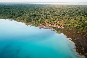 vue aérienne de l'hôtel Our Habitas Bacalar perdu dans la nature, au bord de la lagune pour un séjour calme et paisible