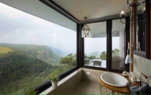 vue panoramique depuis la salle de douche de la chambre Kings Lair