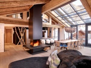 séjour avec cuisine ouverte et feu de cheminée dans un grand loft à louer àpour 12 personnes à Zermatt