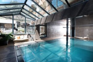 piscine intérieure au spa de à l'hôtel Firefly Luxury Suites de Zermatt