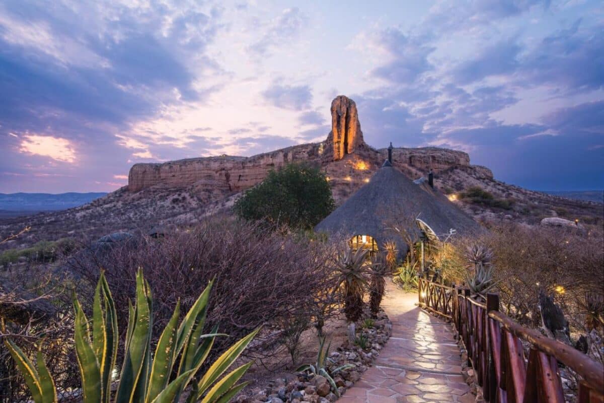 allée desservant les bâtiments du Vingerklip Lodge en Namibie