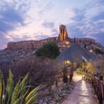 allée desservant les bâtiments du Vingerklip Lodge en Namibie