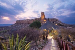 allée desservant les bâtiments du Vingerklip Lodge en Namibie