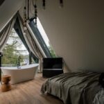 chambre romantique, cosy et chaleureuse avec de grandes baies vitrées pour admirer le panorama extérieur