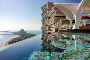 vue sur l'île The Palm Jumeirah depuis la piscine à débordement du bar cloud 22