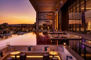 un des bars de l'hôtel au coucher du soleil