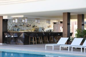bar de l'hôtel sur le toit de l'hôtel avec la piscine