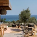 bar avec vue mer à l'hôtel The Nest Resort en Crète