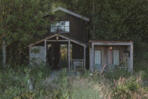 vue extérieure d'une des cabanes situées à proximité de la ferme