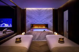 cabine de massage double avec jacuzzi privé pour un moment de détente romantique