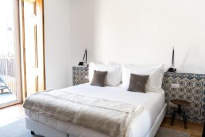 chambre moderne avec de la faïence traditionnelle portugaise au mur