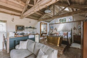 chambre avec baignoire ilot et kitchenette