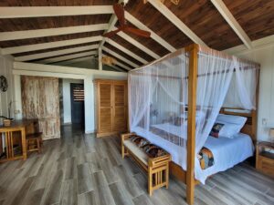 chambre avec lit à baldaquin