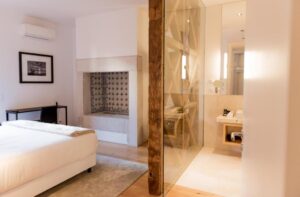 chambre avec cheminée au gaz et salle de bain dans un appart'hôtel du centre de Lisbonne