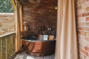 baignoire en extérieur sur une terrasse d'une chambre