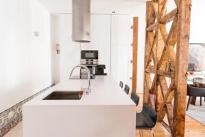 cuisine ouverte dans un appartement parfaitement rénové à louer pour un weekend dans Lisbonne