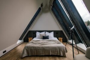 chambre au dernier étage, sous la pente du toit