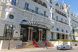 entrée très chic de l'hôtel de Paris Monte Carlo à Monaco