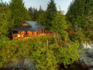 vue d'un cottage situé en pleine nature sauvage du Wild Renfrew Seaside Cottages sur l'île de Vancouver