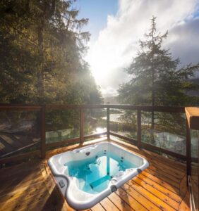 terrasse avec jacuzzi privé au Wild Renfrew Seaside Cottages, l'endroit parfait pour se reposer après la traversée du West Coast Trail