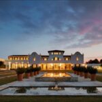 panorama de l'hôtel éclairé au coucher du soleil