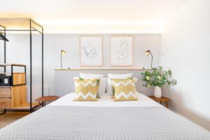 chambre lumineuse avec lit double