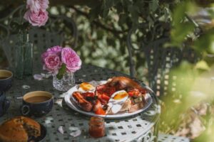 petit-déjeuner traditionnel anglais livré dans la chambre