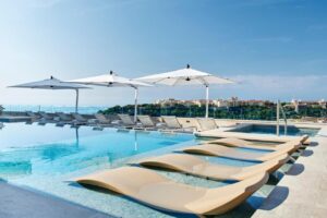 piscine extérieure de l'hôtel avec vue panoramique sur le Rocher de Monaco