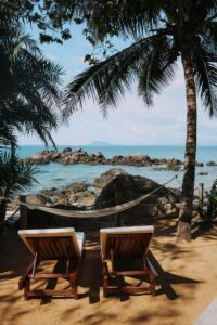 petite plage privée avec transats et hamac au Komba On the Rocks sur l'île de Nosy Komba à Madagascar