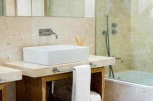 salle de bain avec baignoire et douche dans un des appartements