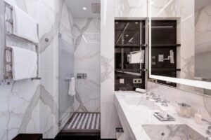 salle de douche tout en marbre