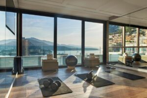 salle de fitness avec vue sur la Méditerranée