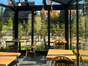 salle du petit déjeuner dans la véranda lumineuse